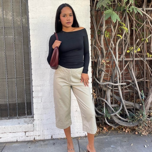 Y2K low rise Tan and cream cropped capri pants with a gold trim - Picture 1 of 5